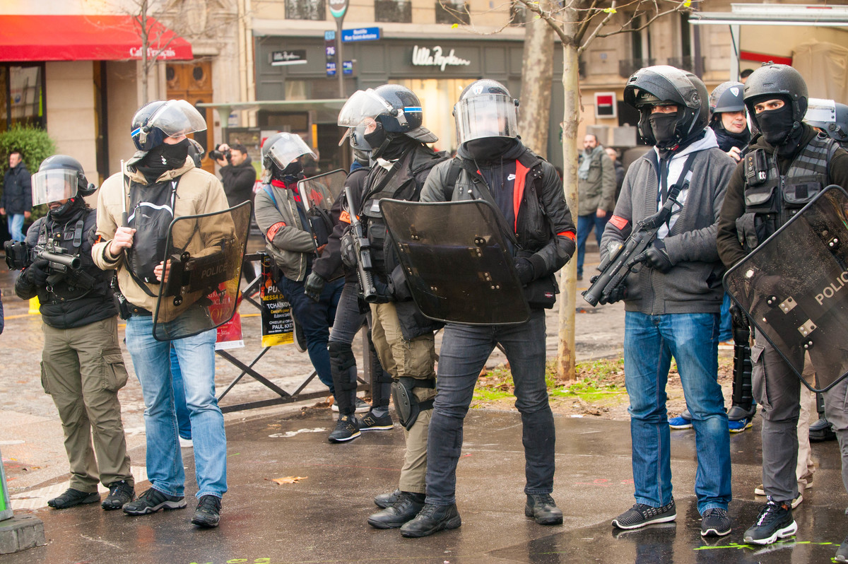 Plus on approche de la Bastille, plus la présence policière se renforce. - © Reflets