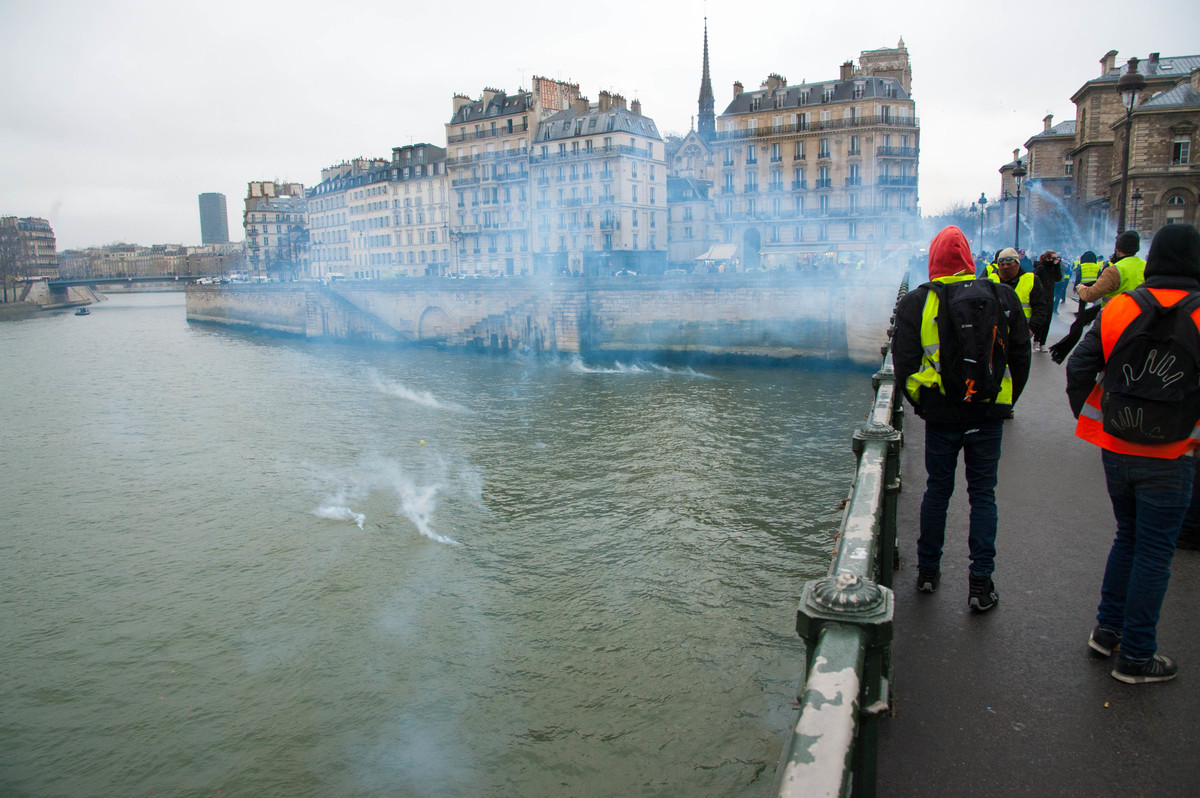 Sous le pont Mirabeau, coule la Seine, et sous le pont d'Arcole, coulent la Seine et les gaz lacrymogènes. - © Reflets