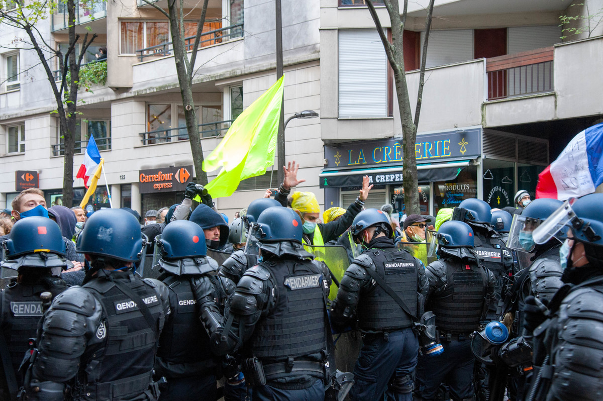 Un cordon de gendarmes empêchait la progression de la manifestation, du point de départ jusqu'à l'arrivée. Une stratégie de tension. - © Reflets