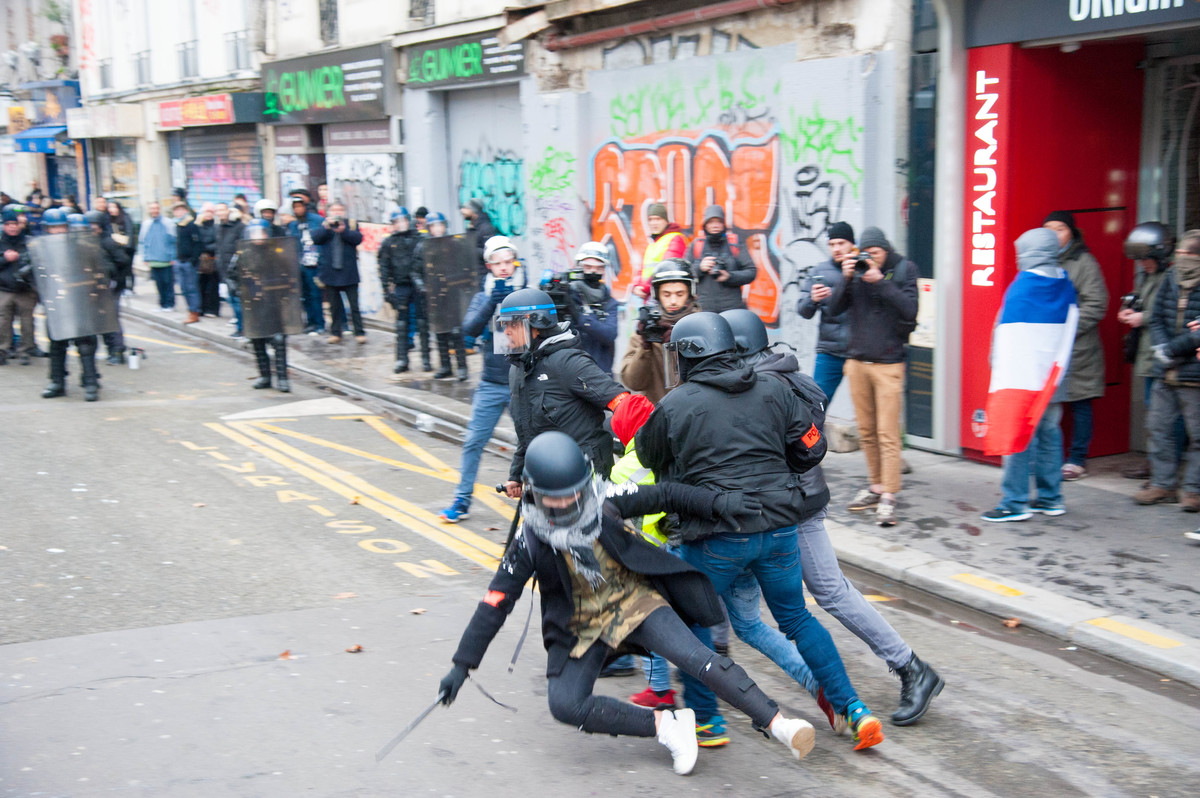 Première arrestation. Une policière (déjà vue sur d'autres  manifs) tombe, bousculée par ses collègues. - © Reflets
