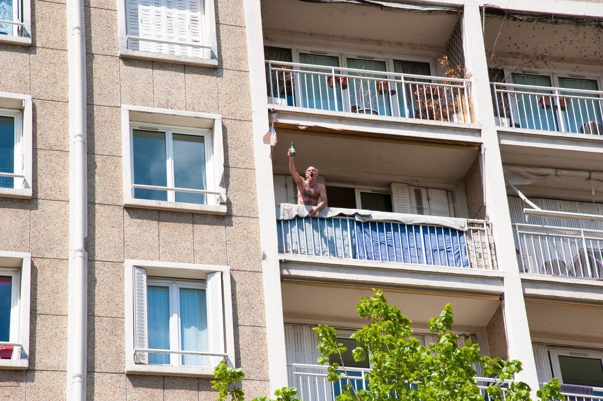 Quand soudain... Un homme vocifère depuis son balcon, à moitié à poil.  - © Reflets