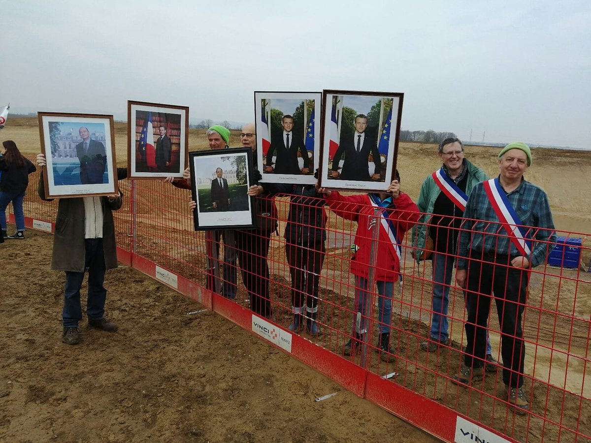 Les maires de Pfettisheim et Griesheim décrochent symboliquement le portrait de Macron de leur mairie et accompagné des anciens président ils vont voir les terres dévastées par le projet de GCO. - ANV-COP21