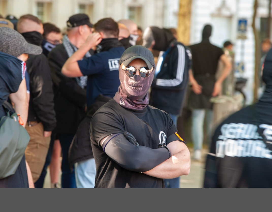 Encore et toujours les symboles. Ce manifestant cache son visage avec une tête de mort et un tatouage probablement compromettant. - © Reflets