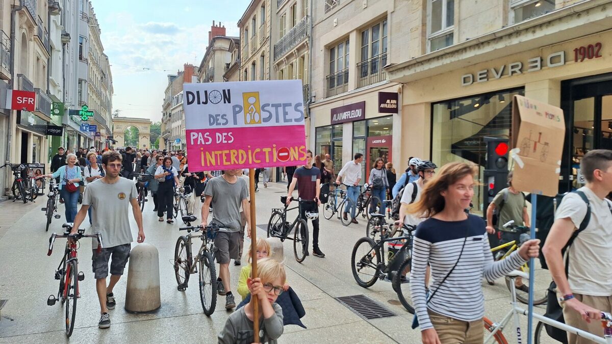 Cyclistes à pied et en colère à Dijon, le 3 juin dernier - Dijon-actualites.fr - (DR)