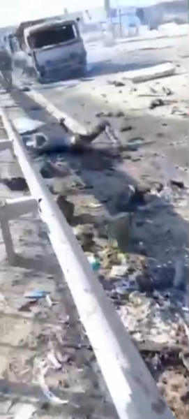 Cette vidéo montre plusieurs cadavres carbonisés à côté d'un convoi russe dévasté.