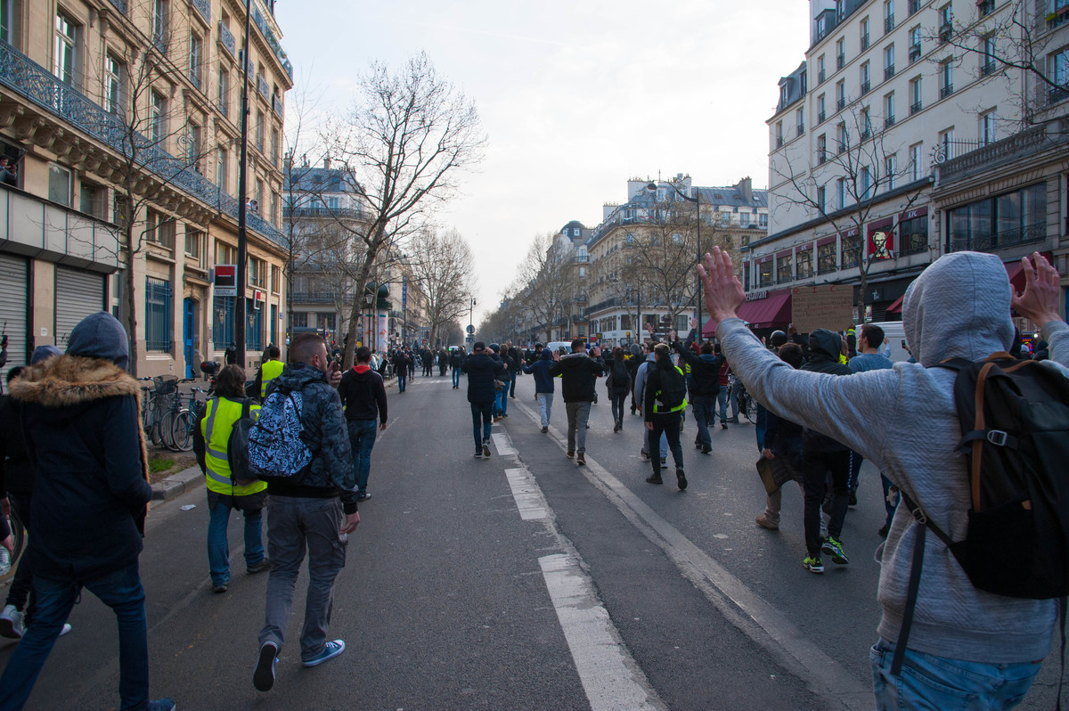 Soudain, les forces de l'ordre font barrage. On ne passe pas. Les manifestants s'avancent les mains en l'air. - © Reflets