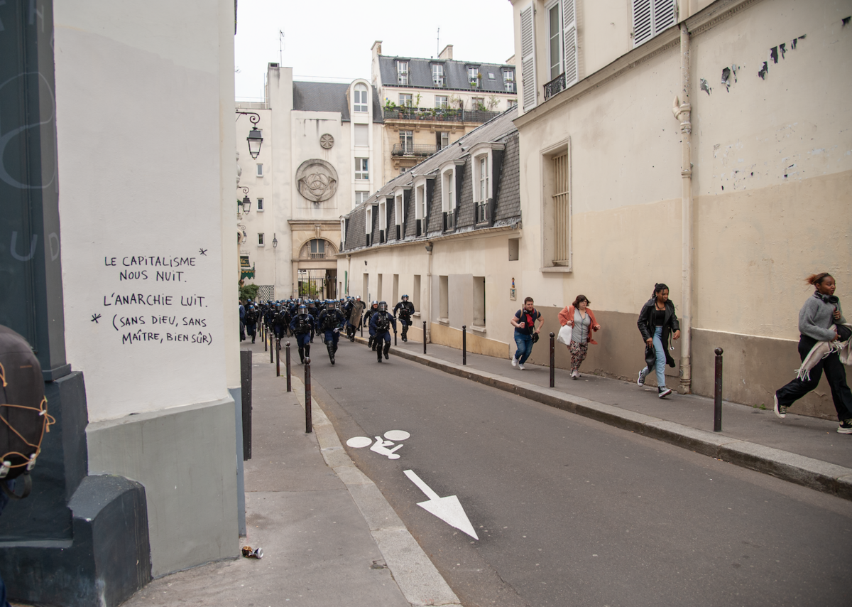 Soudain, les forces de l'ordre brisent le cortège pour en extraire les membres du cortège de tête - © Reflets