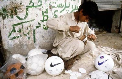 Tariq, 12 ans, coud des ballons Nike. Sialkot, Pakistan, 1996 - Photo de Marie Dorigny parue dans Life magazine