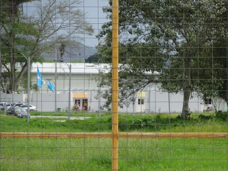 Derrière les grilles, des blocs d'habitation de la cité Morazan (aout 2024) - Crédit : Hélène Roux - (DR)