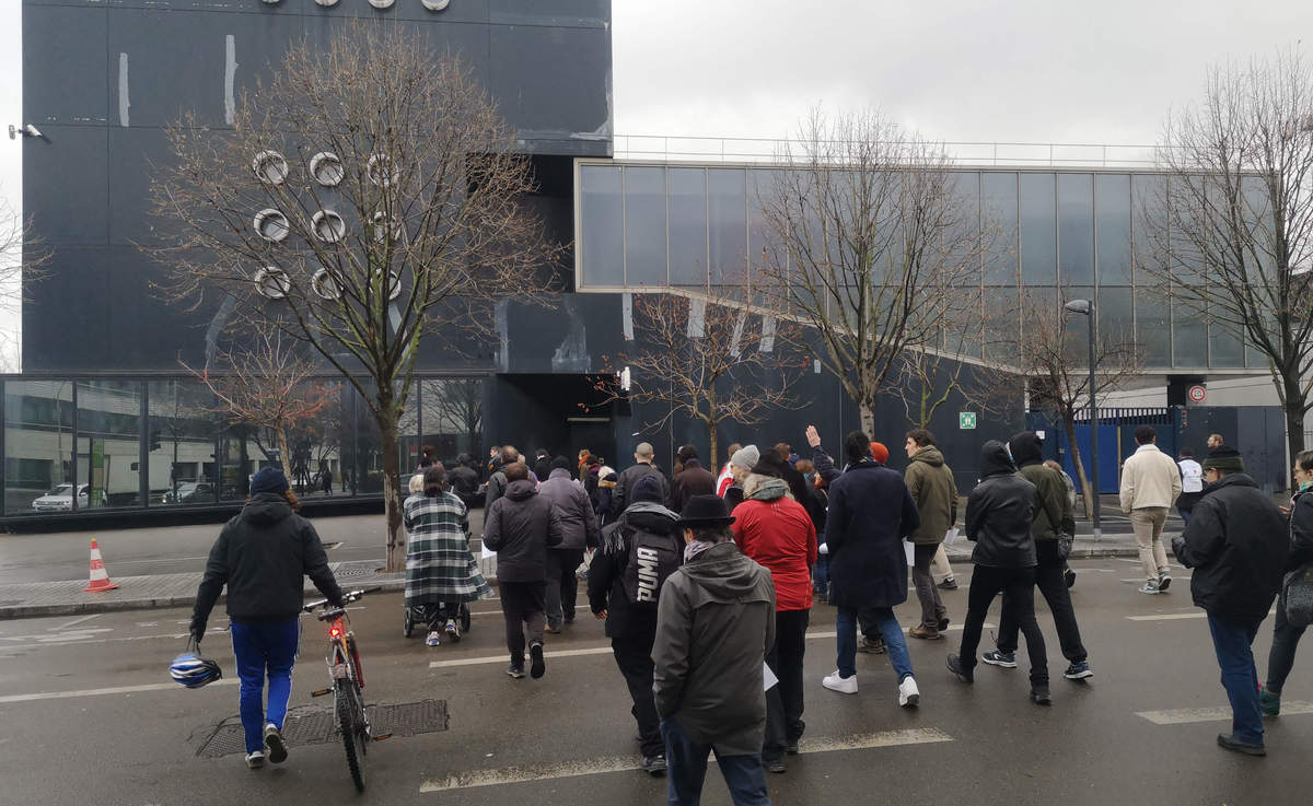 Sont présents au rassemblement des étudiants de l'EHSS qui ont subis l'expulsion violente de l'occupation du Campus Condorcet le 23 janvier.   - Reflets
