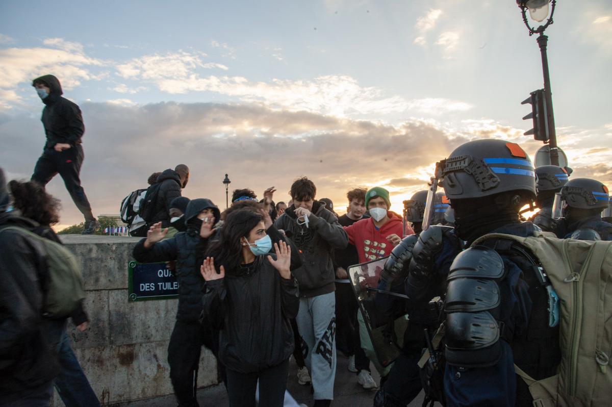 Les manifestants regroupés place de la Concorde ont cru pouvoir aller devant l'Assemblée nationale. Une nasse s'est formée et ils sont ressortis du pont les mains en l'air. Cela n'a pas empêché les FDO de porter des coups de matraque. - © Reflets