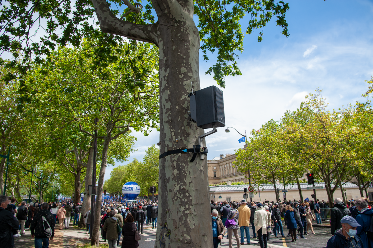 Les hauts-parleurs pour que tout le monde entende bien la Marseillaise - © Reflets