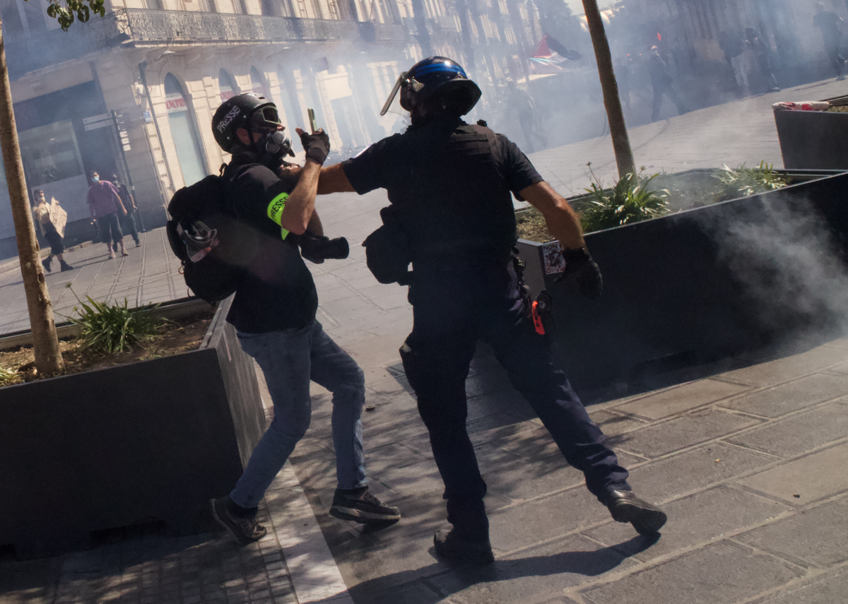 Le journaliste Samuel Clauzier se fait étrangler par un policier de la CDI - Montpellier - 2025 - © Reflets