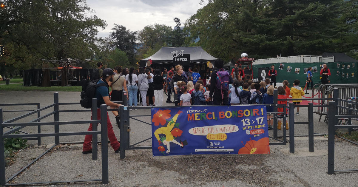 Le festival se tient dans le parc Bachelard, se situant dans le quartier du Mistral au sud de Grenoble. Un quartier connu pour sa population immigrée, ses trafics et les affrontements entre les jeunes et la police.