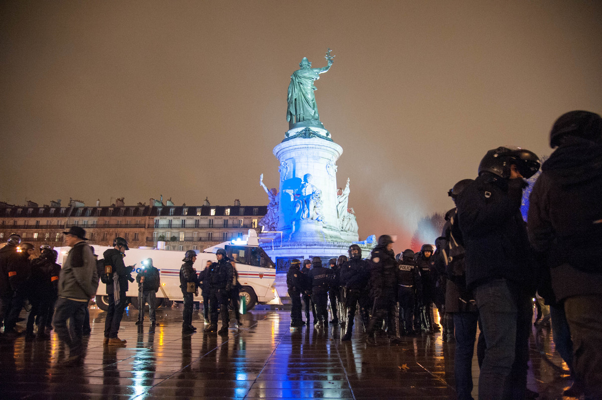 Après une pluie de gaz lacrymo, il y a plus de policiers Place de la République que de manifestants. - © Reflets