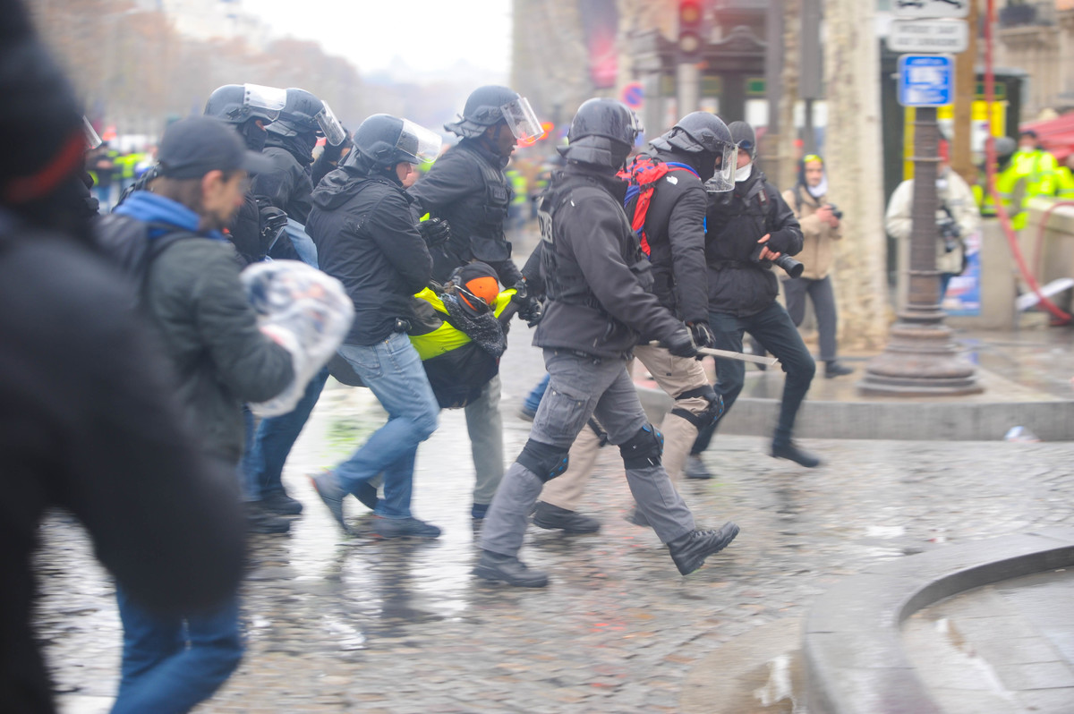 Face à des manifestants pour la plupart inoffensifs, les forces de l'ordre répondent par des gaz lacrymogènes, des incursions pour attraper un gilet jaune... - © Reflets