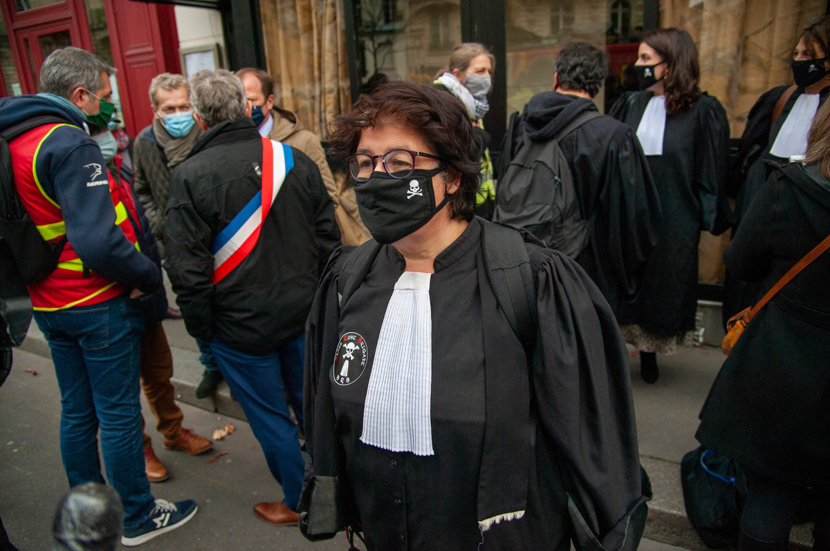 Le collectif d'avocats "Black Robe Brigade" était présent. - © Reflets