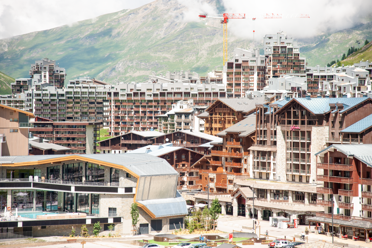 Vue de haut, sortie du néant, Tignes ressemble plus à une ville qu'à un village montagnard...  - © Reflets