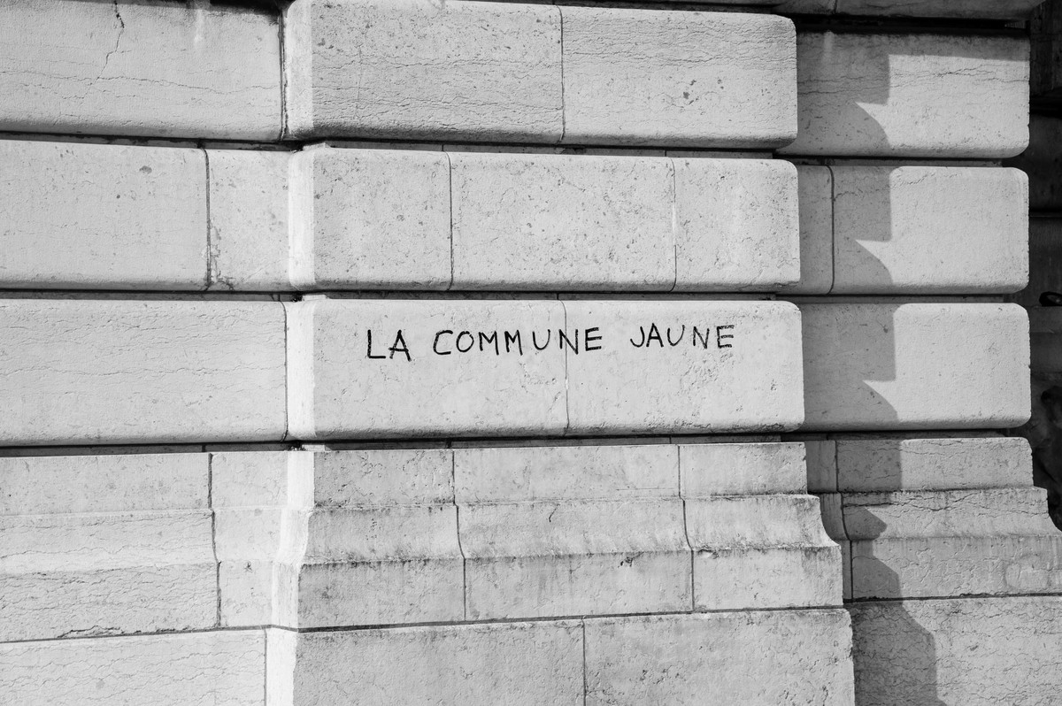 Au sacré-Coeur, symbole de l'écrasement de la Commune de Paris, les gilets jaunes ont écrit "Commune jaune" - © Reflets