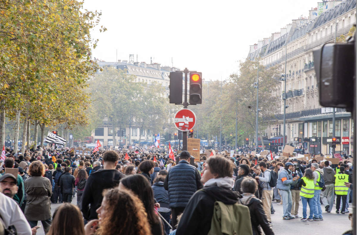 Ça discute, on se prépare pour défiler. - © Reflets
