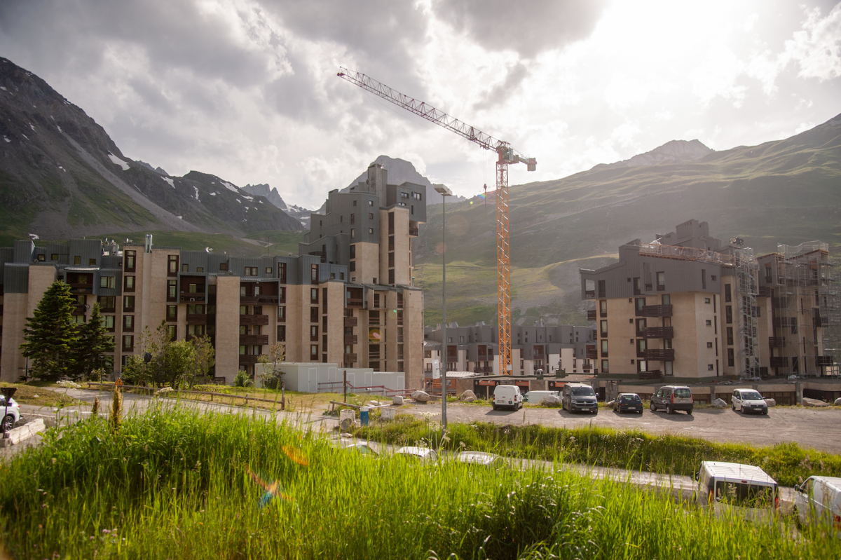 Cette station, la deuxième plus haute, est née avec le Plan neige et ne brille pas par l'esthétique de son architecture - © Reflets