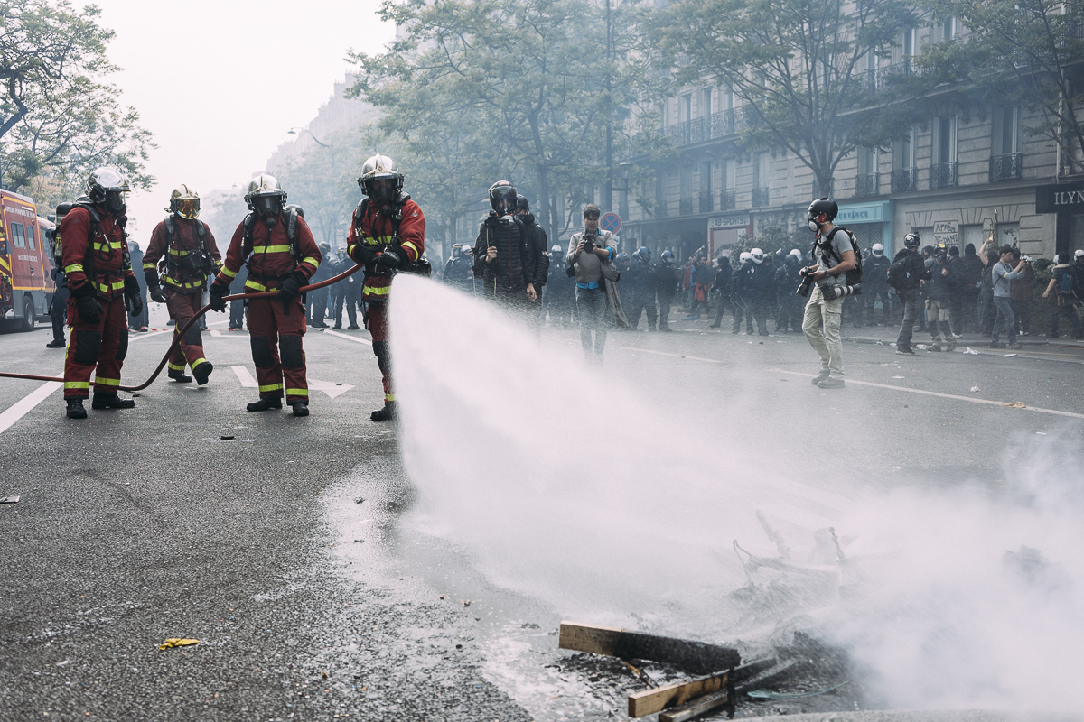 Les Pompiers s’attèlent à éteindre un incendie de mobilier urbain.  - © Denis Meyer