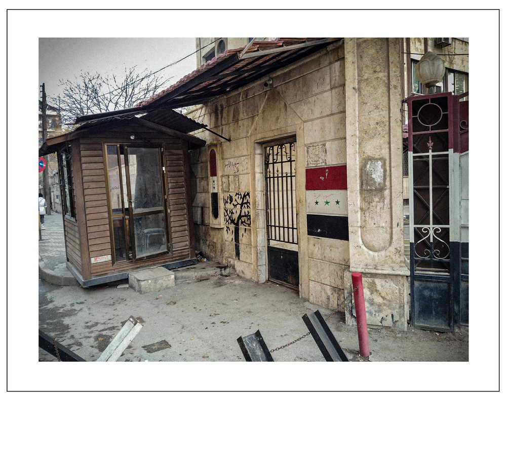 L'un des côtés du bâtiment du tribunal militaire où une troisième étoile a été rajoutée à l'ancien drapeau peint sur le mur.  - © Reflets