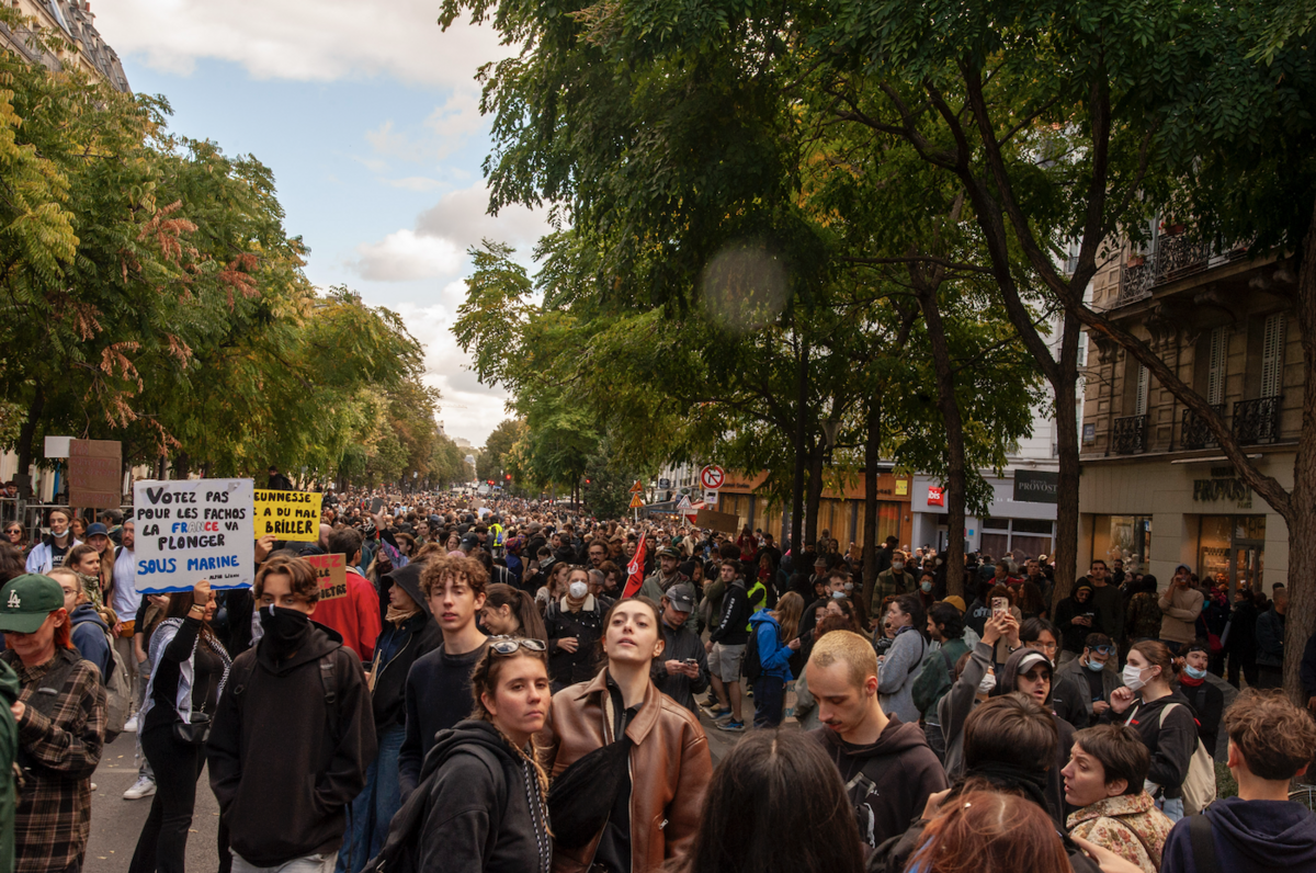 Sur les boulevards menant à la place, des milliers de personnes attendent dans le calme - © Reflets