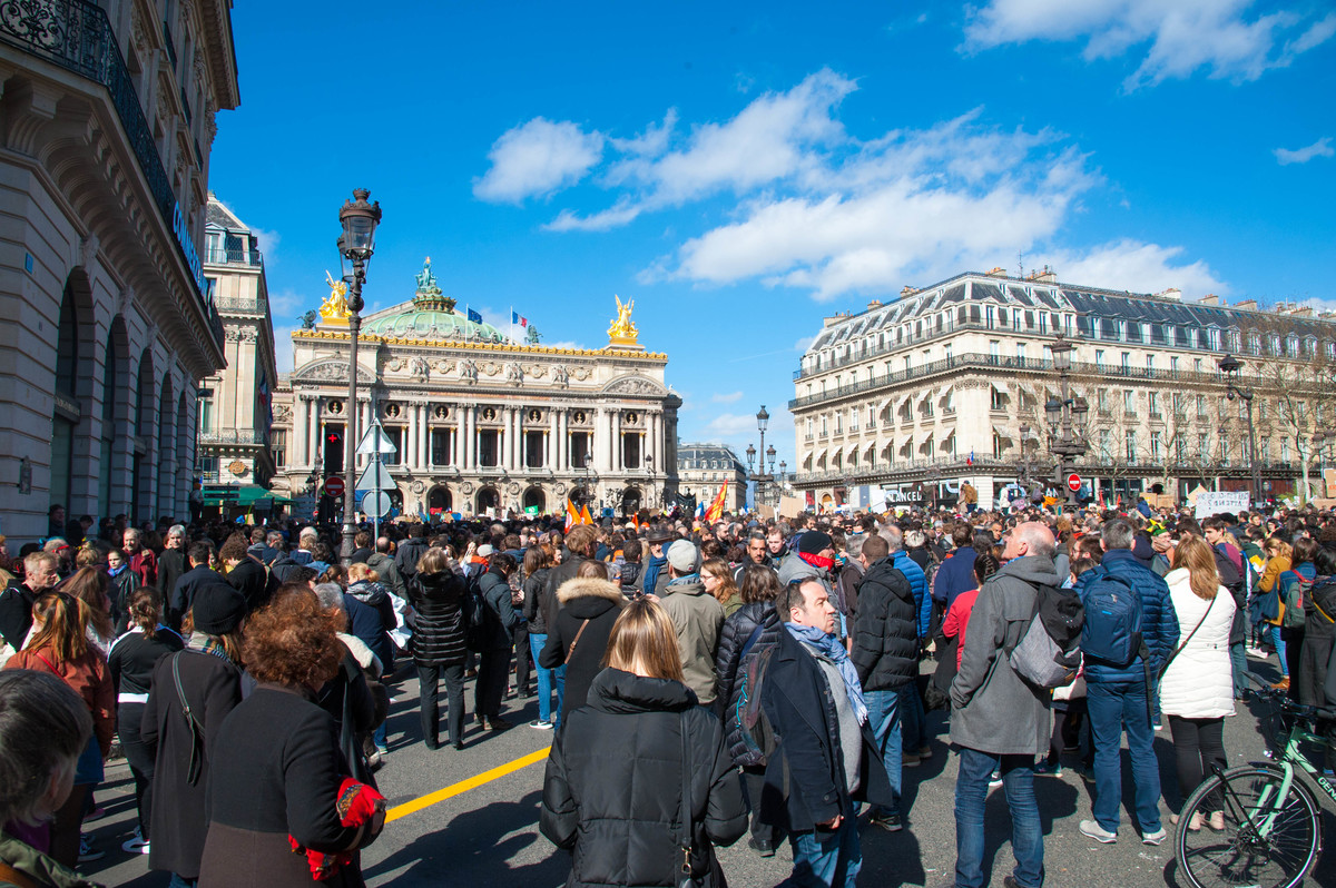 Les manifestants pacifiques à l'Opéra. - © Reflets