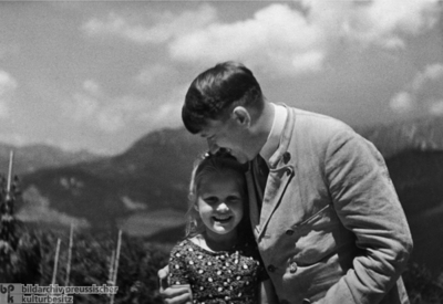 "Der Fhrer mit der Jugend" (Adolf Hitler mit kleinem Mdchen)