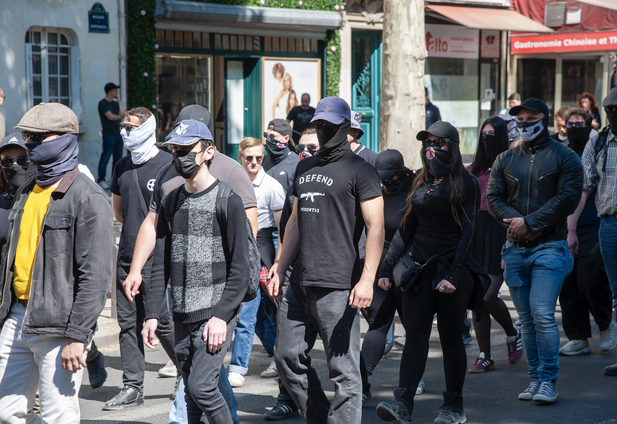 "Defend" tout et n'importe quoi, un symbole de l'extrême droite violente. Ici c'est Defend Besançon... - © Reflets