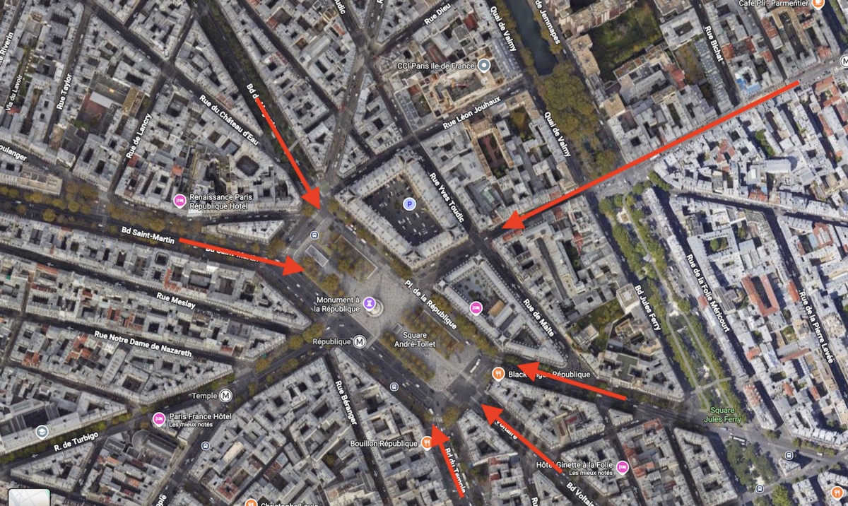 Les manifestants arrivent depuis plusieurs points et convergent vers la place. Certains s'en éloignent dès les premiers heurts.