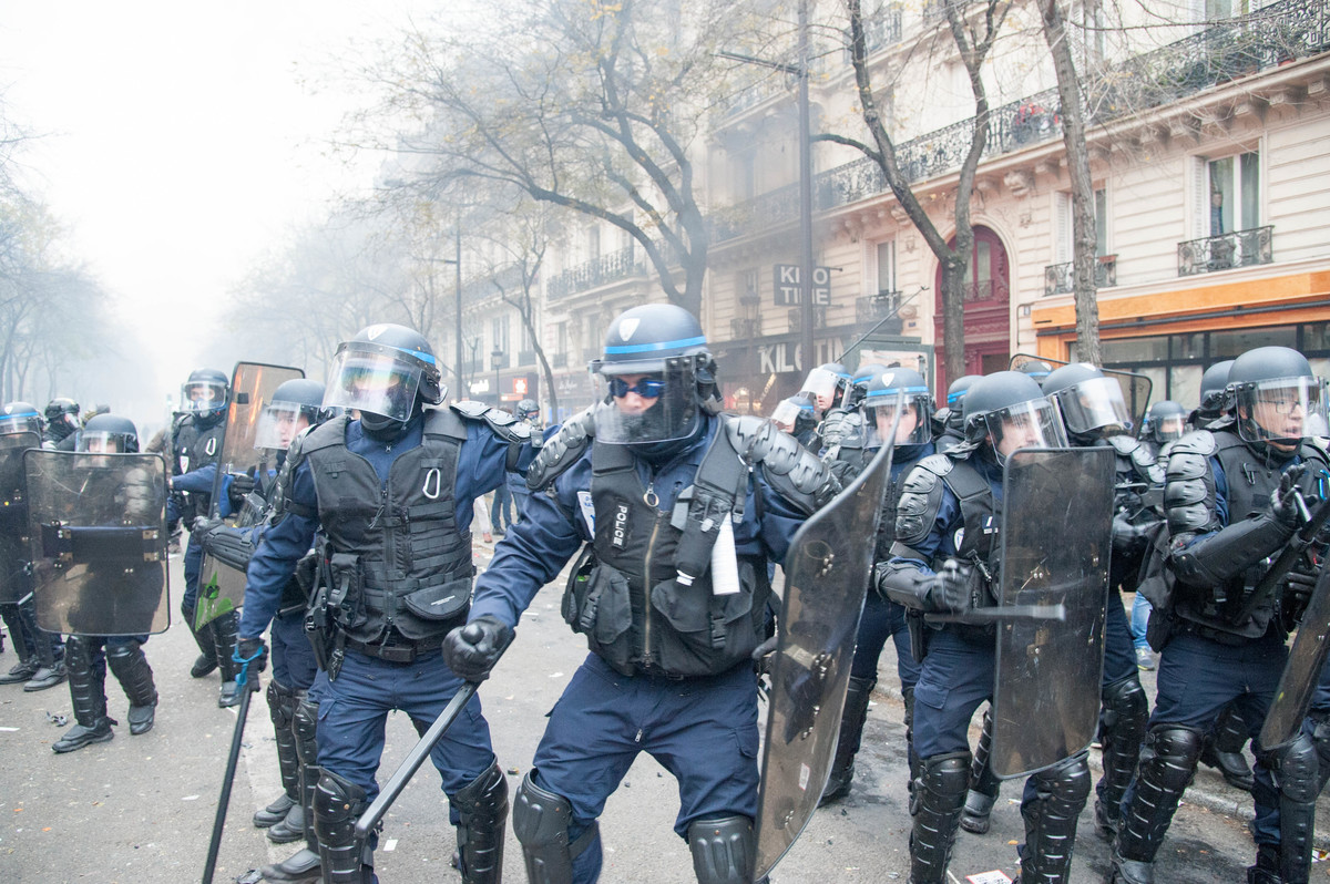 Rapidement, les forces de l'ordre molestent indifféremment passants, casseurs et journalistes - © Reflets
