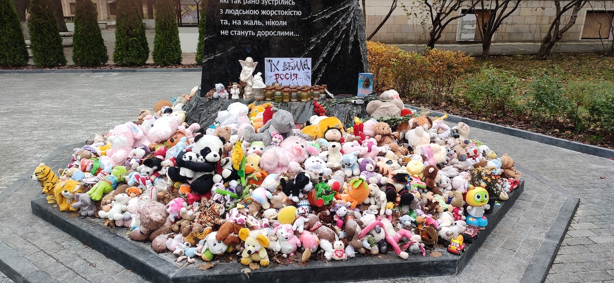 Mémorial à Kharkiv pour les enfants tués. - © Reflets