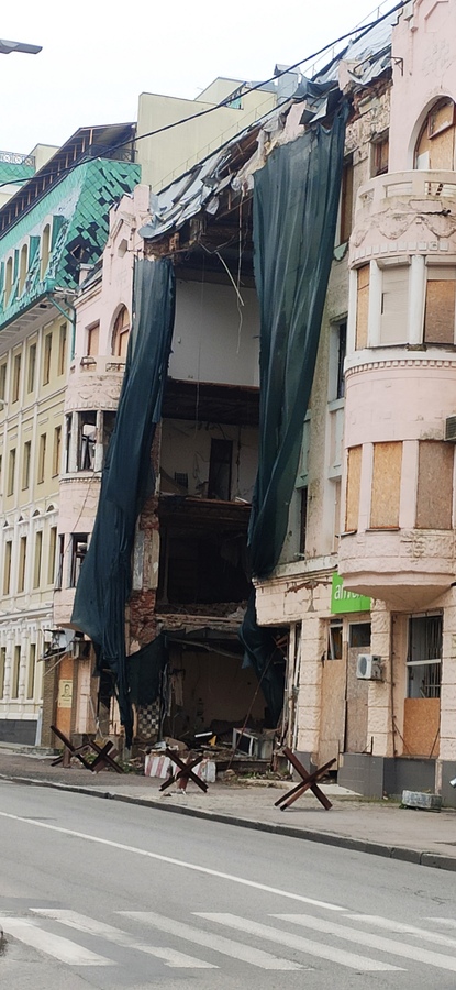 Un immeuble à Kharkiv, frappé par des tirs russes - © Reflets