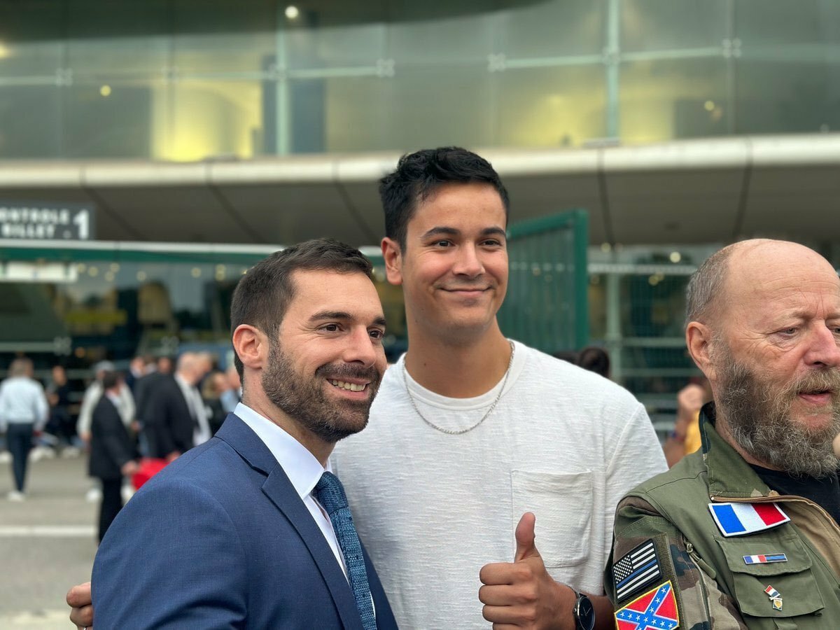 Image partagée sur X par le député d’extrême droite Julien Odoul à Nice, le 6 octobre 2024. L’un des militants visibles sur le cliché arbore un patch TBL ainsi que le drapeau raciste des États confédérés.
