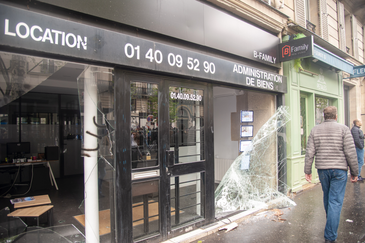 La litanie des vitrines brisées et des magasins saccagés. - © Reflets