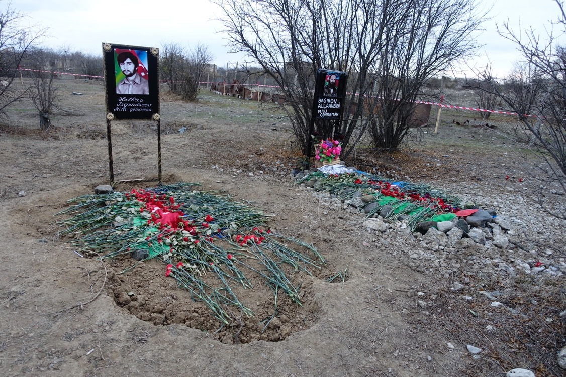 Au cimetière d’Agdam, les tombes des héros de la première guerre du Haut Karabakh - ©  Reflets