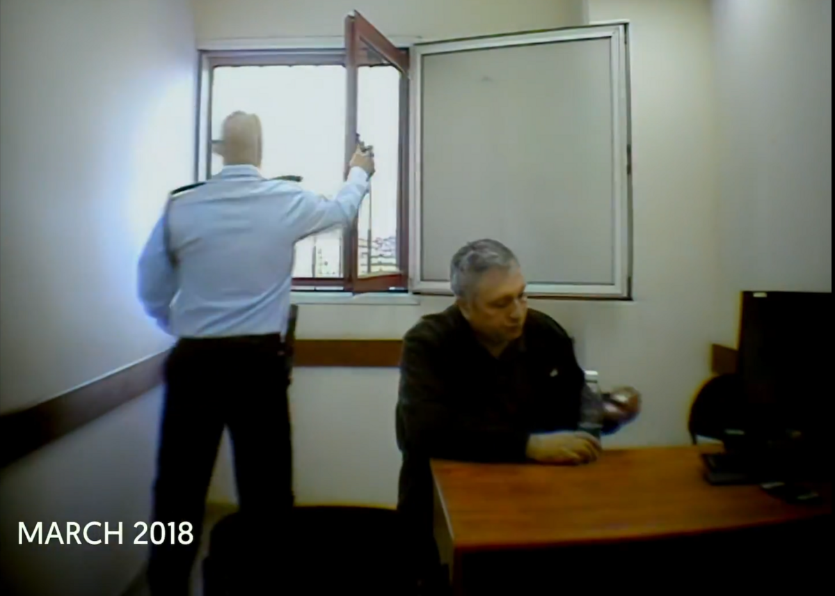 Nir Hefetz, interrogé par la police. C'est l'ancien communicant de Benyamin Nétanyahou et de sa famille. Il a accepté de témoigner contre son ancien employeur. - Copie d'écran du documentaire The Bibi Files