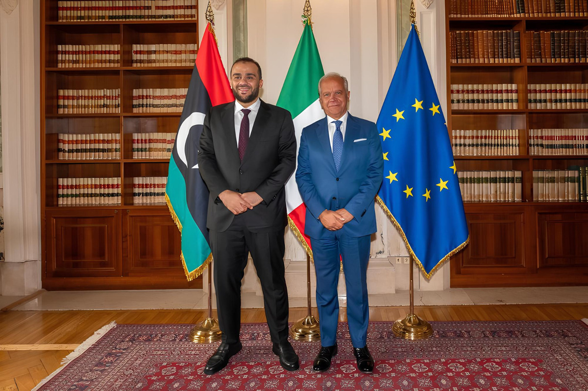 Abdulsalam Al-Zoubi, sous-secrétaire au ministère de la Défense à Tripoli (dont dépendent les garde-côtes libyens), rencontre le ministre italien de l'Intérieur Matteo Piantedosi à Rome le 4 septembre 2025 - interno.gov.it