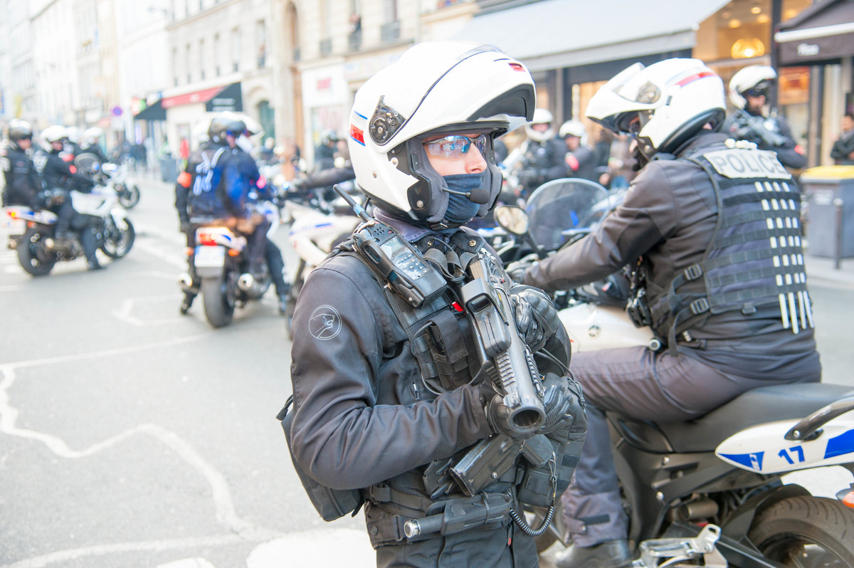 Les voltigeurs de sinistre mémoire sont à nouveau dans les rues de Paris... - © Reflets