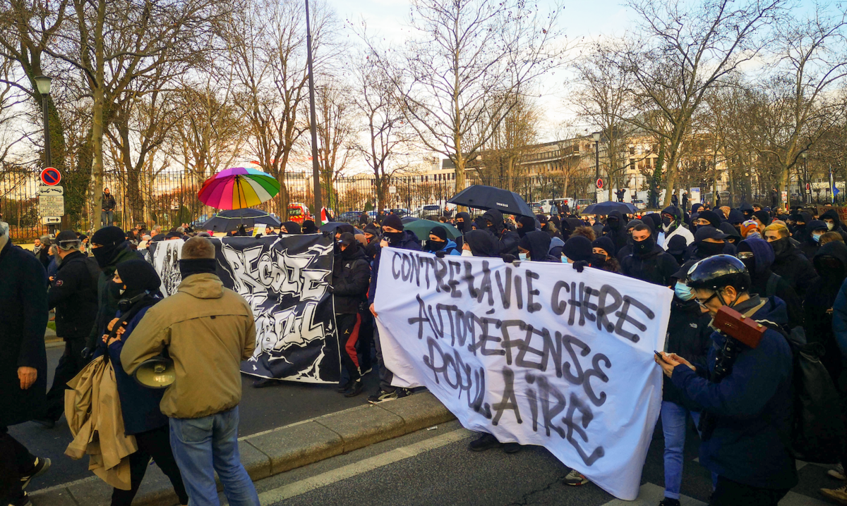 Le black bloc, avant que lui-même soit débordé par les manifestants - © Reflets