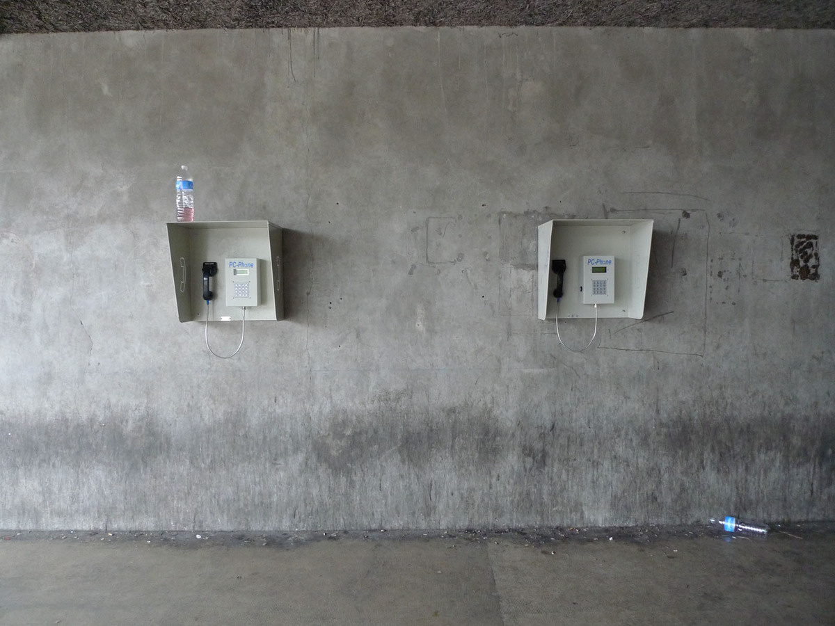 Cabines téléphoniques dans une prison française - OIP/CGLPL - (DR)