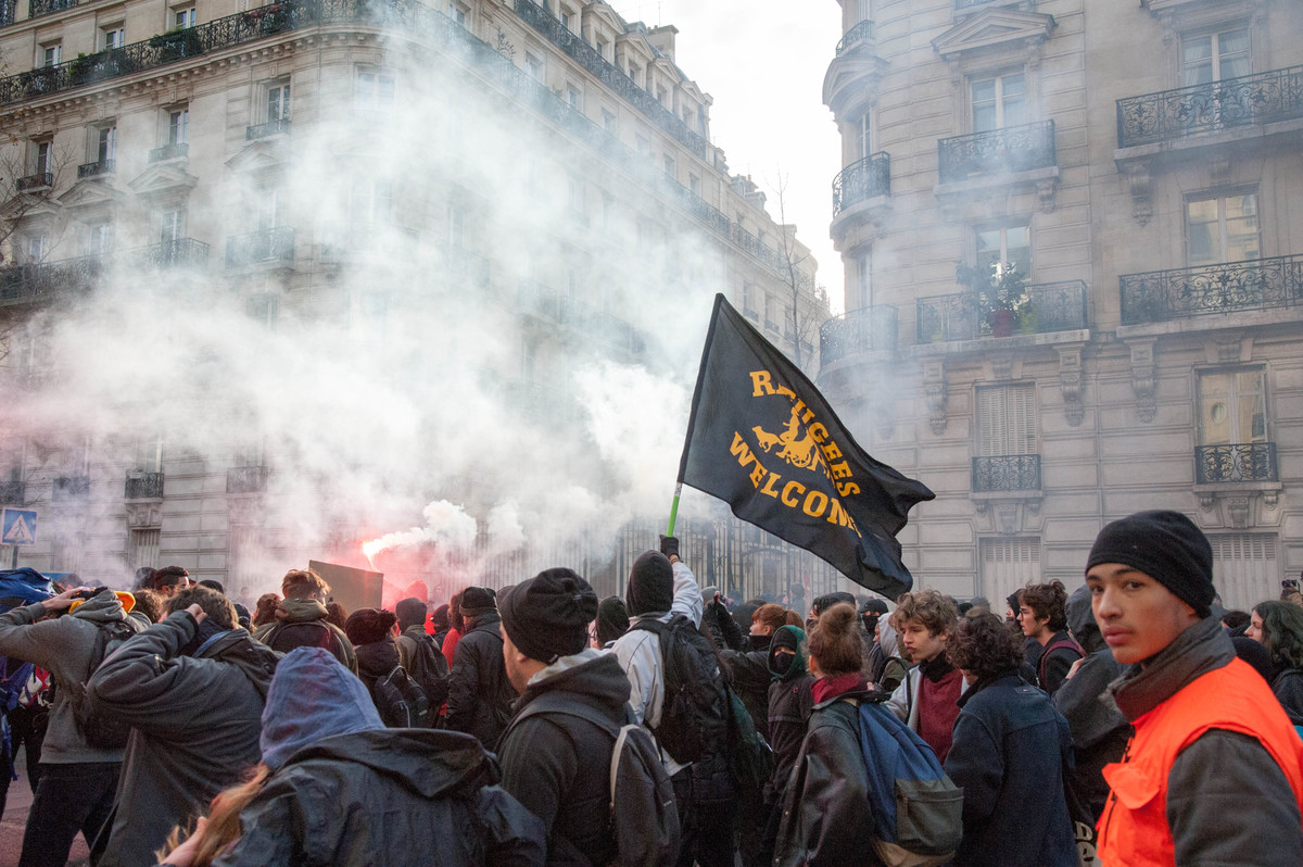 Ce mouvement décrit comme à l'extrême-droite chante "Siamo tutti antifascisti" et promène un drapeau "Refugees Welcome". - © Reflets