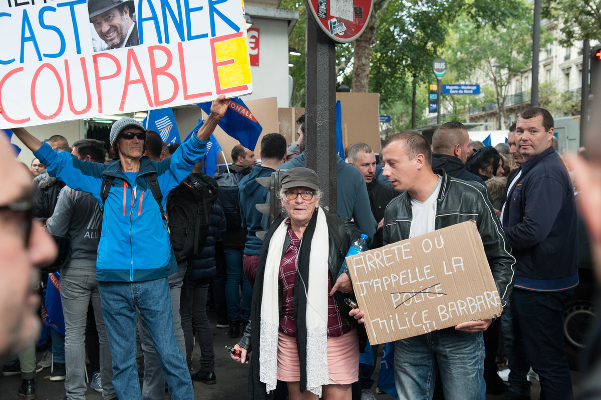 Pas très nombreux non plus, quelques gilets jaunes et contre-manifestants moins inquiets que Jean-Luc Mélenchon, sont venus s'opposer au syndicat très droitier...  - © Reflets