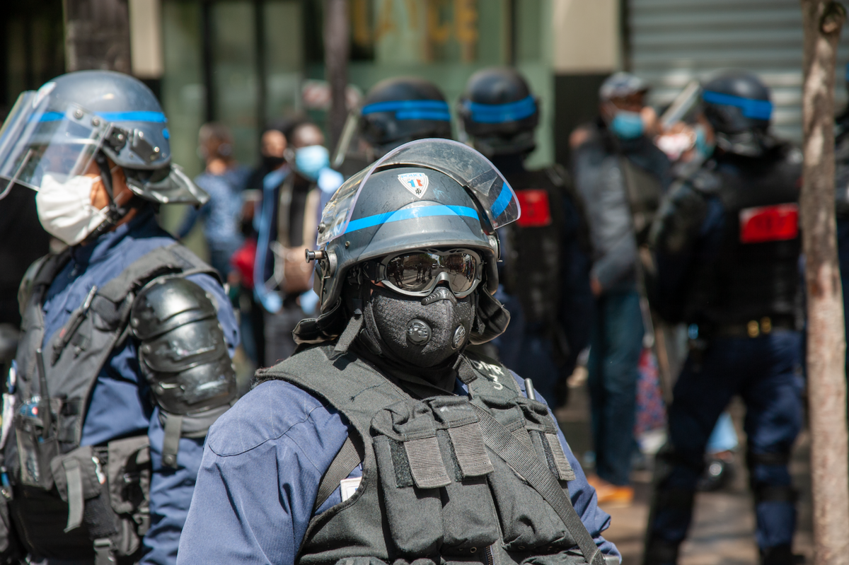 Les forces de l'ordre étaient massivement présentes dans la rue - © Reflets