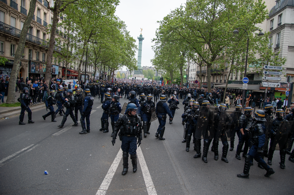 Quelques minutes de flottement boulevard Beaumarchais après la charge - © Reflets