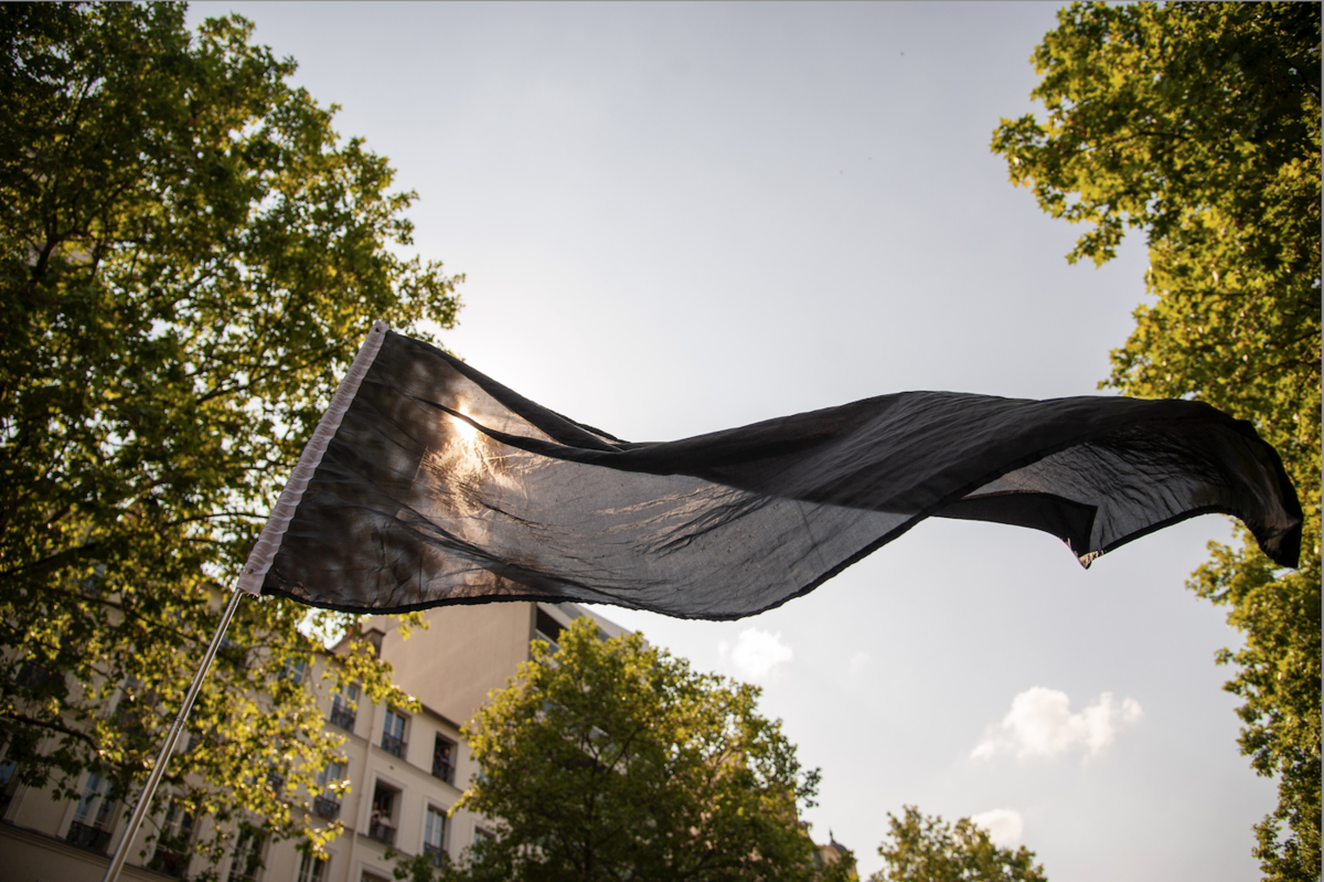 Drapeau noir au vent en criant "en avant" (Bérus) - © Reflets
