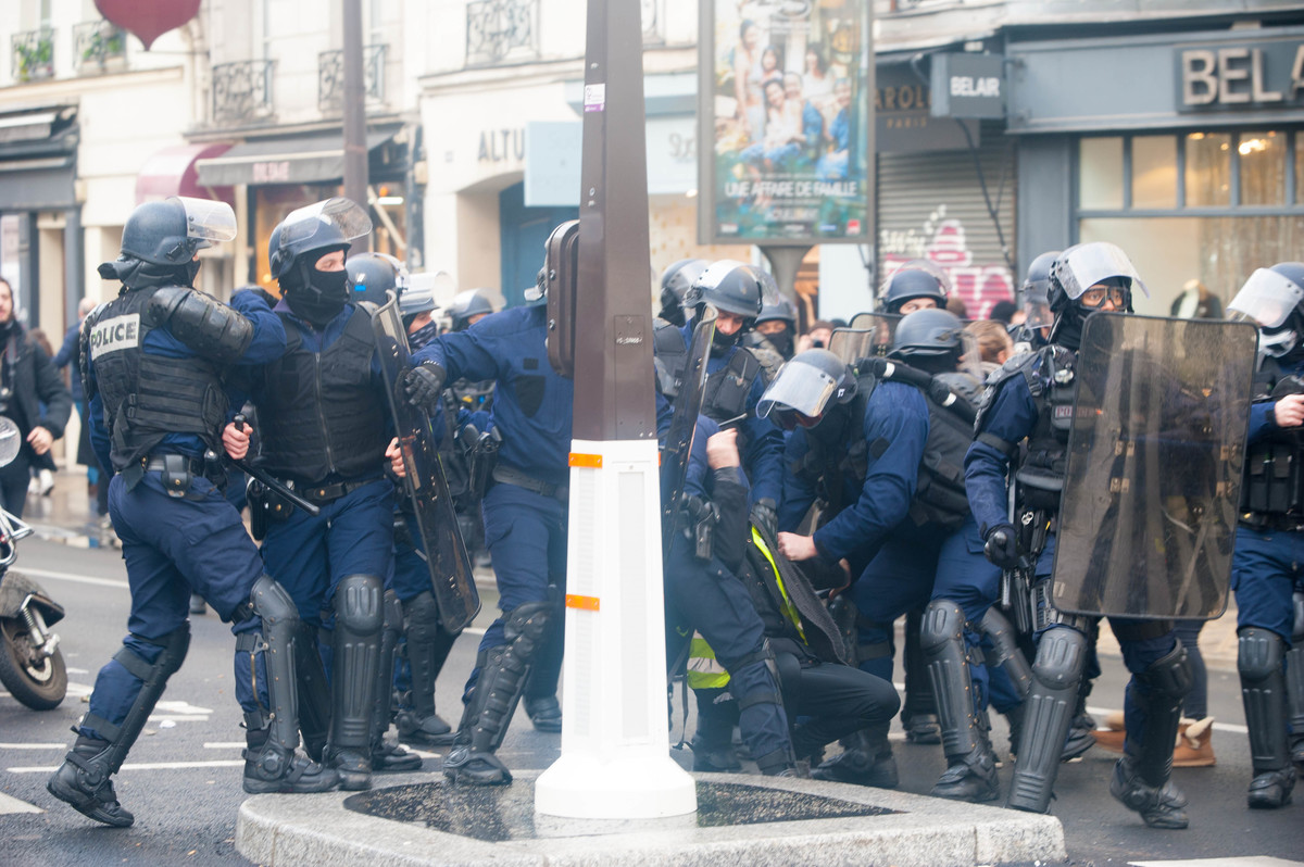 Petit tabassage d'un manifestant et de sa femme à l'approche de la Bastille - © Reflets