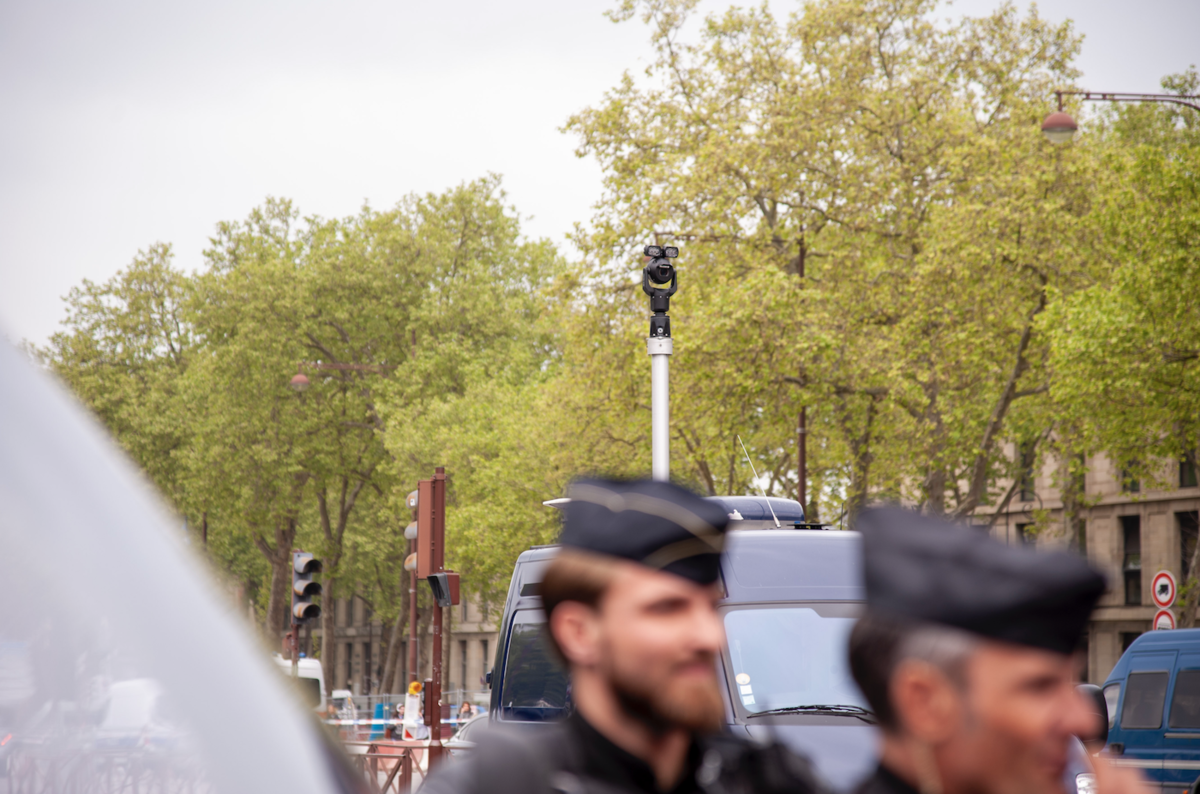 Un dispositif de surveillance que l'on avait pas vu à Paris le 6 mai dernier pour la manifestation néofasciste... - © Reflets